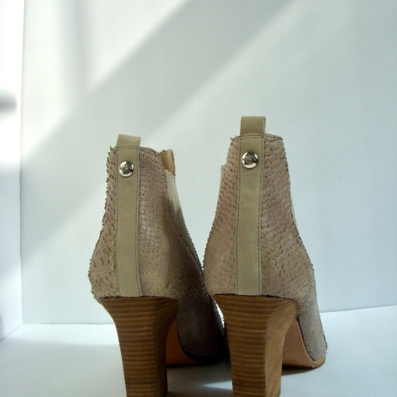 Donald J. Pliner 9.5 Pumice Western Ankle Snake Textured Booties - Picture 6 of 12